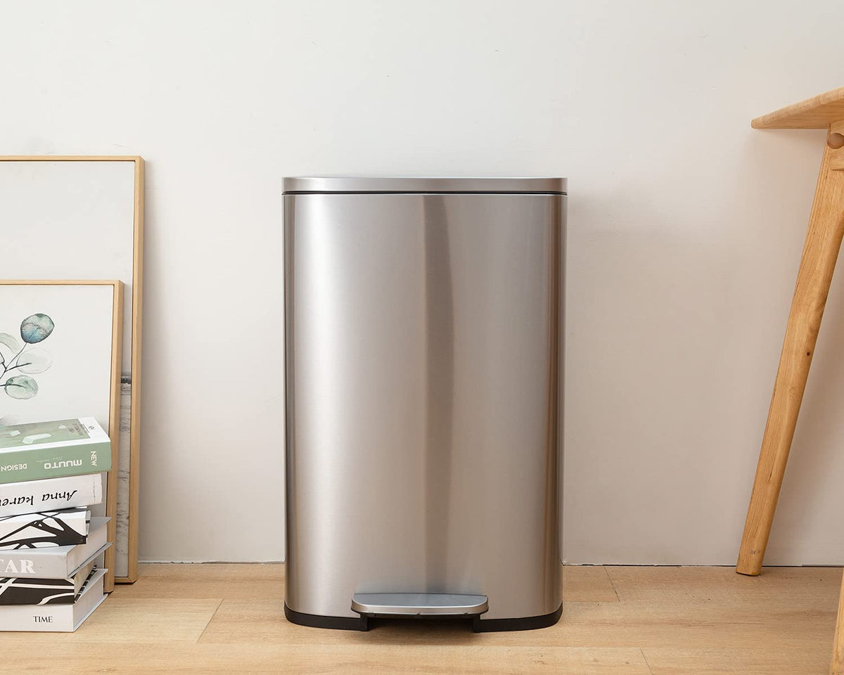 13 Gallon Steel Trash Can with Lid B271806