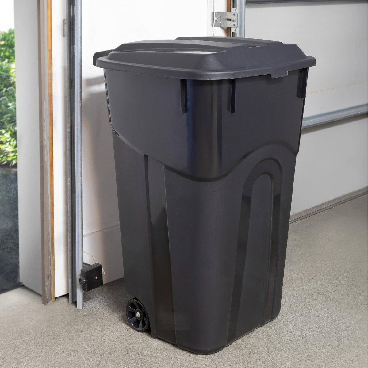 32 Gallon Black Wheeled Plastic Garbage Can with Attached Lid V5582