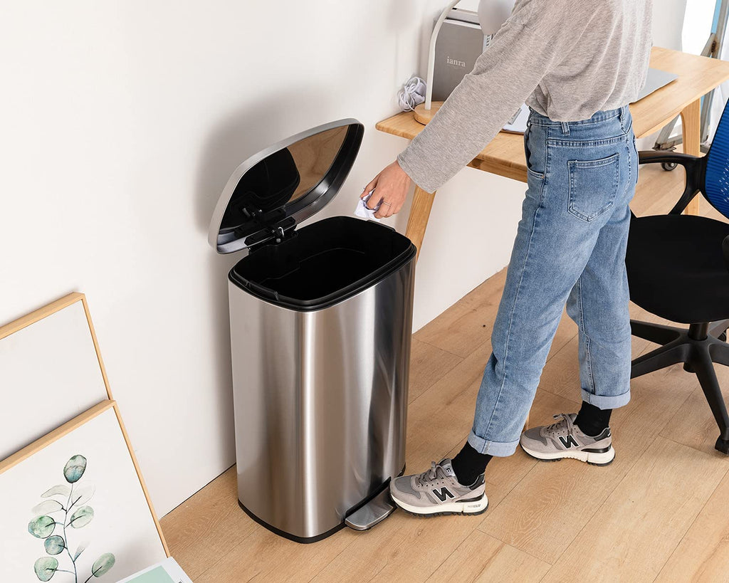 13 Gallon Steel Trash Can with Lid B271806
